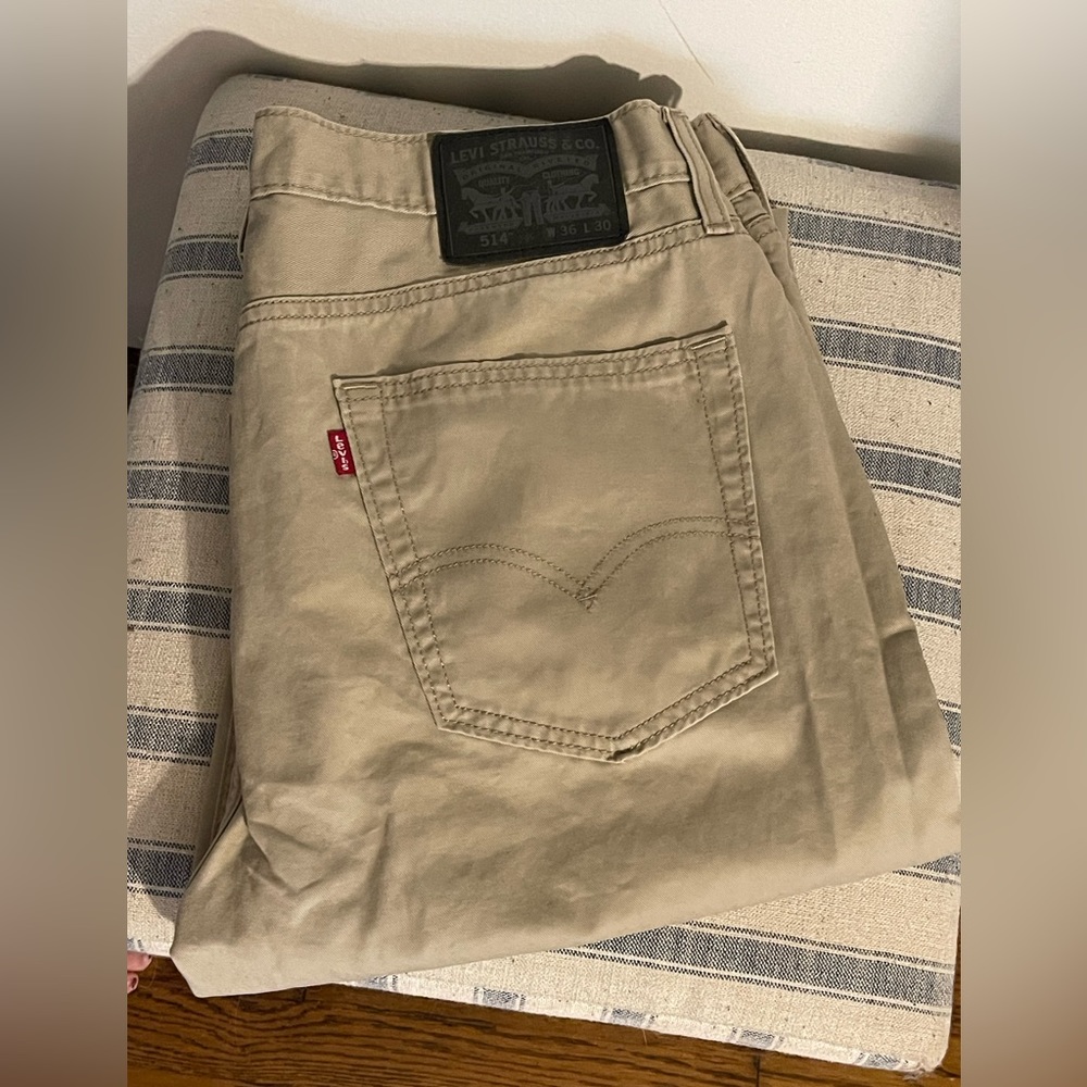 Men’s 36x30 khakis Levi 514